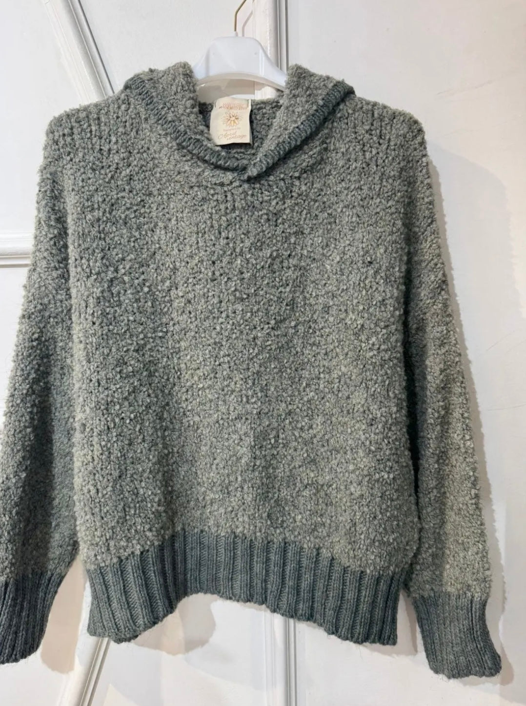 Pull bouclettes capuche